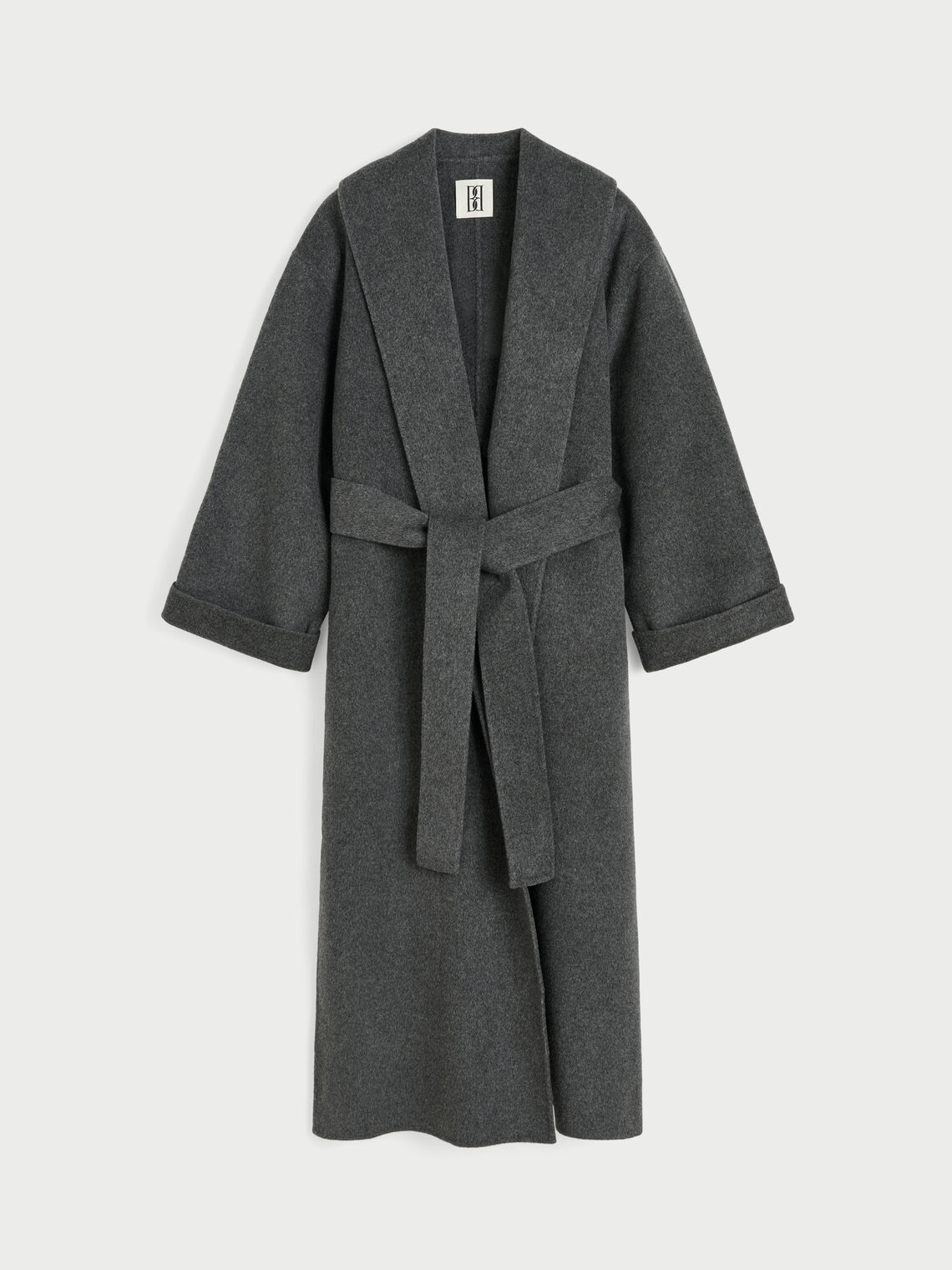 TRULLEM kåpe fra By Malene Birger i fargen mørkegrå, laget i 100% ull. Rett modell med sjal-liknende krage, lommer i siden og avtagbart belte.