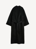 By Malene Birger Trullem kåpe i sort, med rett passform, laget av 100% ull, og sjal-lignende krage.