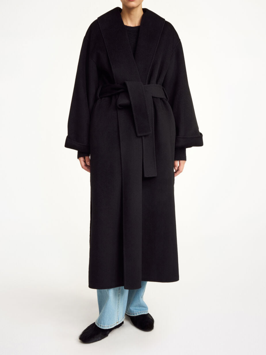 By Malene Birger Trullem kåpe i sort, med rett passform, laget av 100% ull, og sjal-lignende krage.
