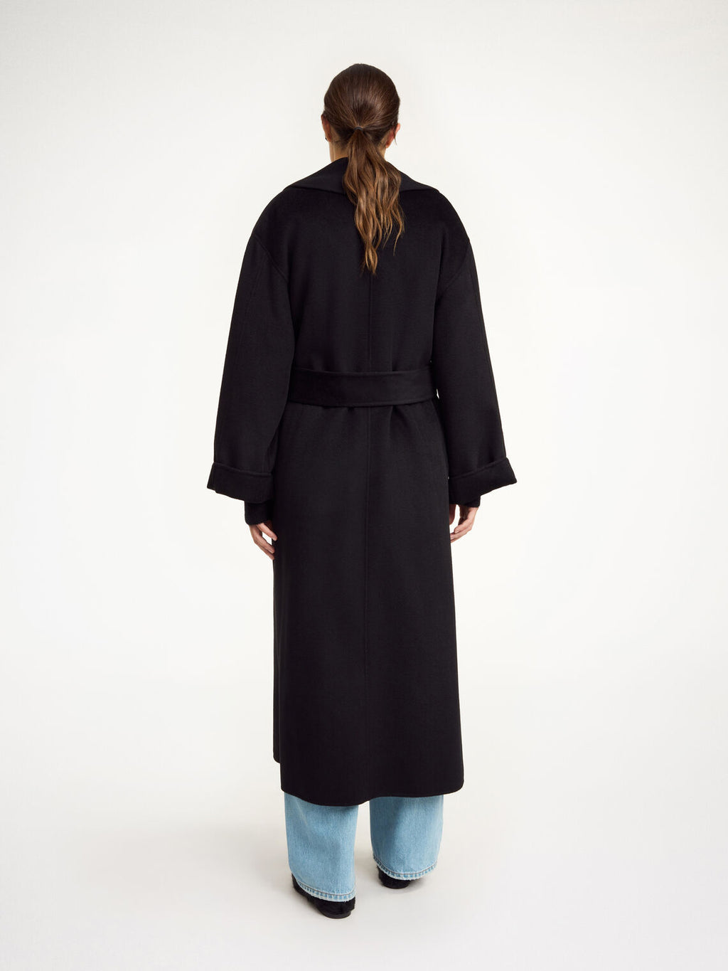 By Malene Birger Trullem kåpe i sort, med rett passform, laget av 100% ull, og sjal-lignende krage.