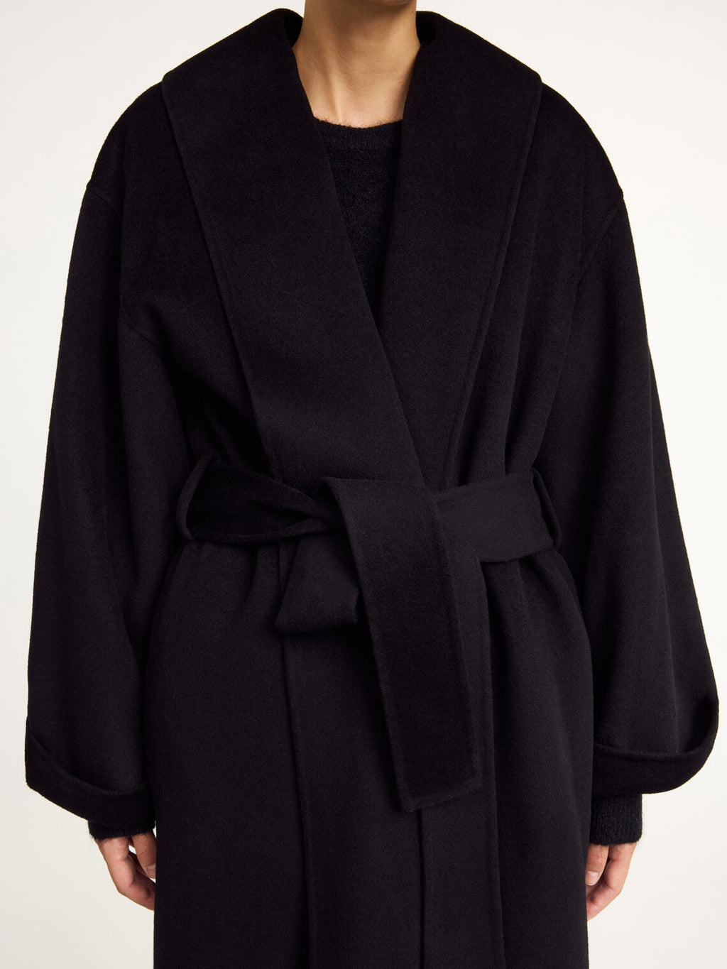 By Malene Birger Trullem kåpe i sort, med rett passform, laget av 100% ull, og sjal-lignende krage.