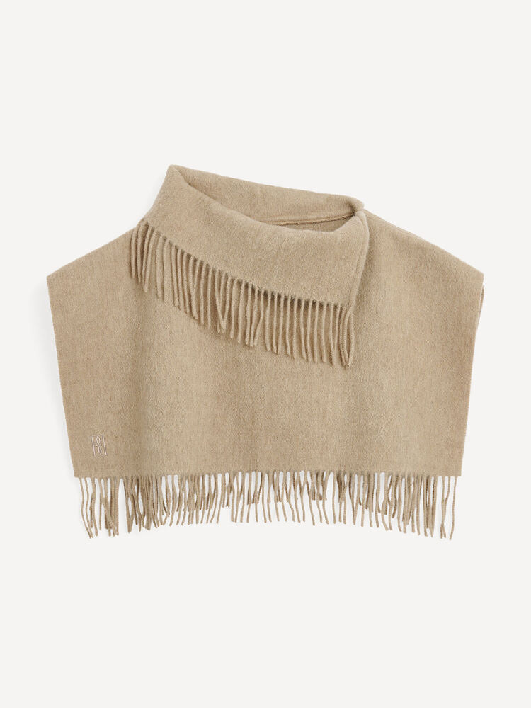 By Malene Birger TURTLA rørformet hals i brun ull med lange frynser langs åpningene. Myk struktur, vid nok til å brettes dobbelt.