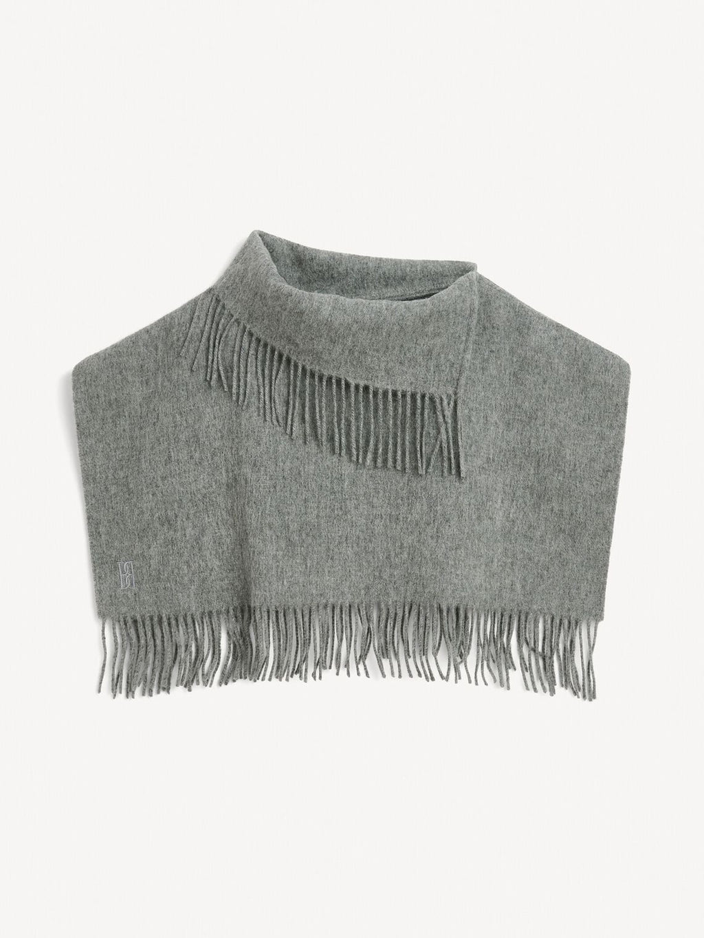 TURTLA hals med frynser fra By Malene Birger i fargen grå, laget i ull. Rørformet hals med Signatur Flower-mønster og frynsedetaljer i kanten.