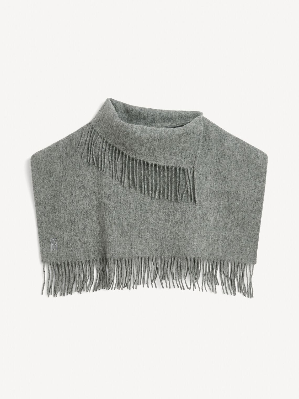 TURTLA hals med frynser fra By Malene Birger i fargen grå, laget i ull. Rørformet hals med Signatur Flower-mønster og frynsedetaljer i kanten.