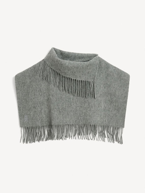TURTLA hals med frynser fra By Malene Birger i fargen grå, laget i ull. Rørformet hals med Signatur Flower-mønster og frynsedetaljer i kanten.
