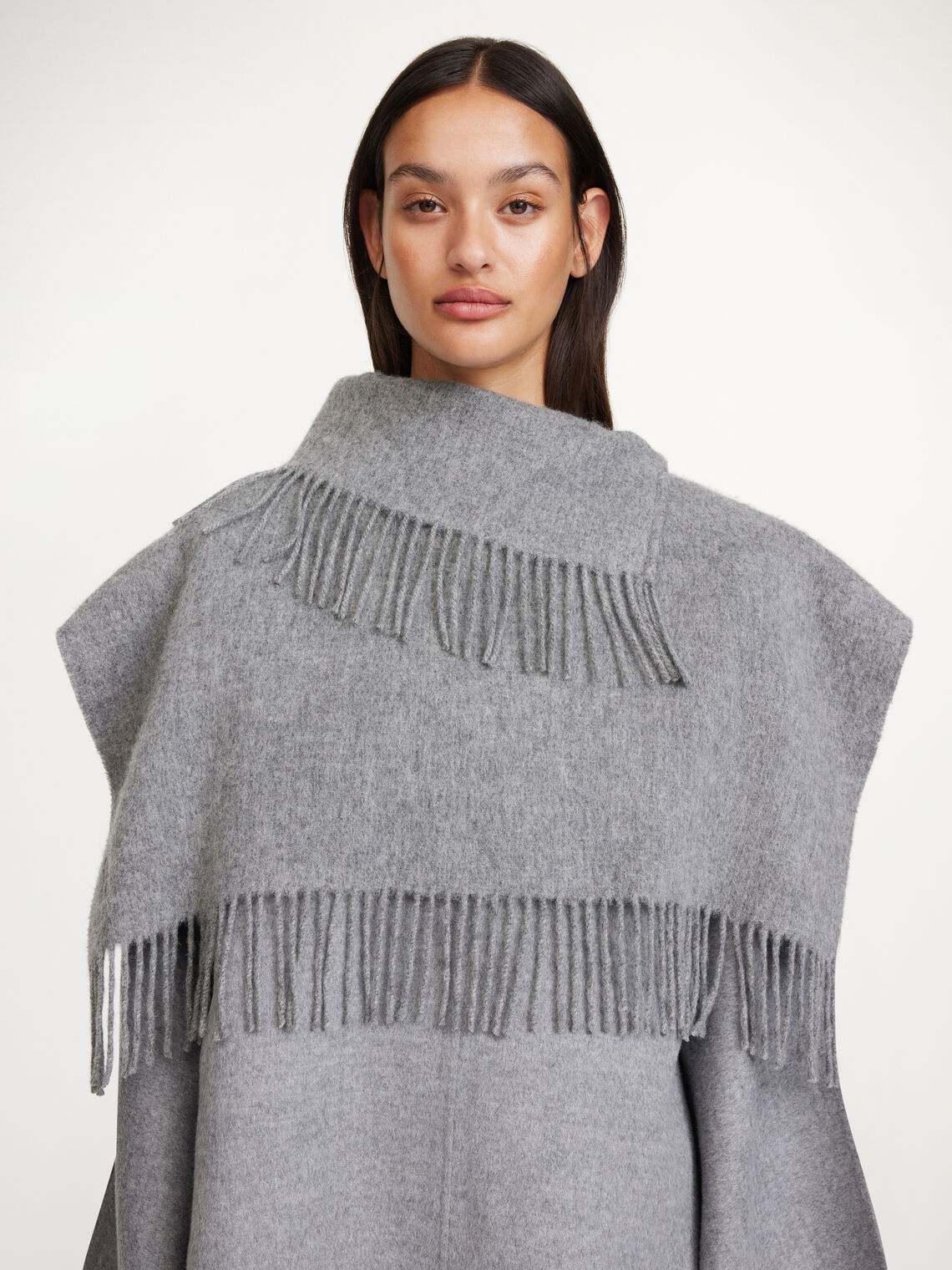TURTLA hals med frynser fra By Malene Birger i fargen grå, laget i ull. Rørformet hals med Signatur Flower-mønster og frynsedetaljer i kanten.