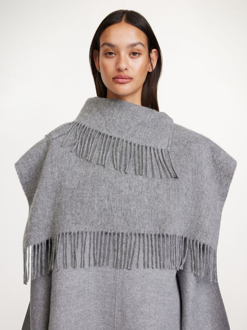 TURTLA hals med frynser fra By Malene Birger i fargen grå, laget i ull. Rørformet hals med Signatur Flower-mønster og frynsedetaljer i kanten.