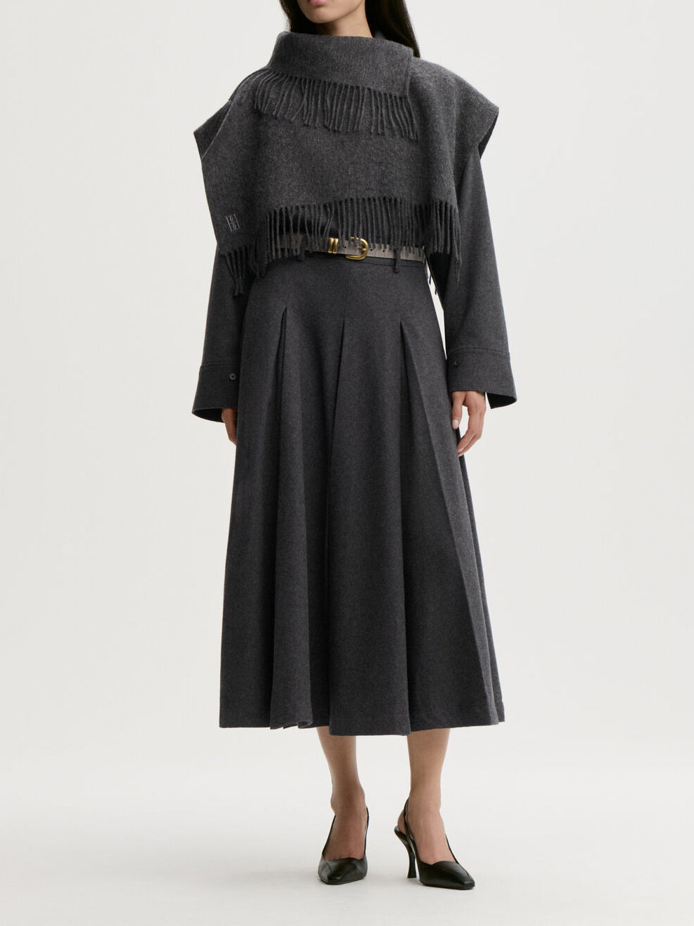 TURTLA hals med frynser fra By Malene Birger i fargen mørkegrå, laget i ull. Rørformet hals med Signatur Flower-mønster og frynsedetaljer i kanten.