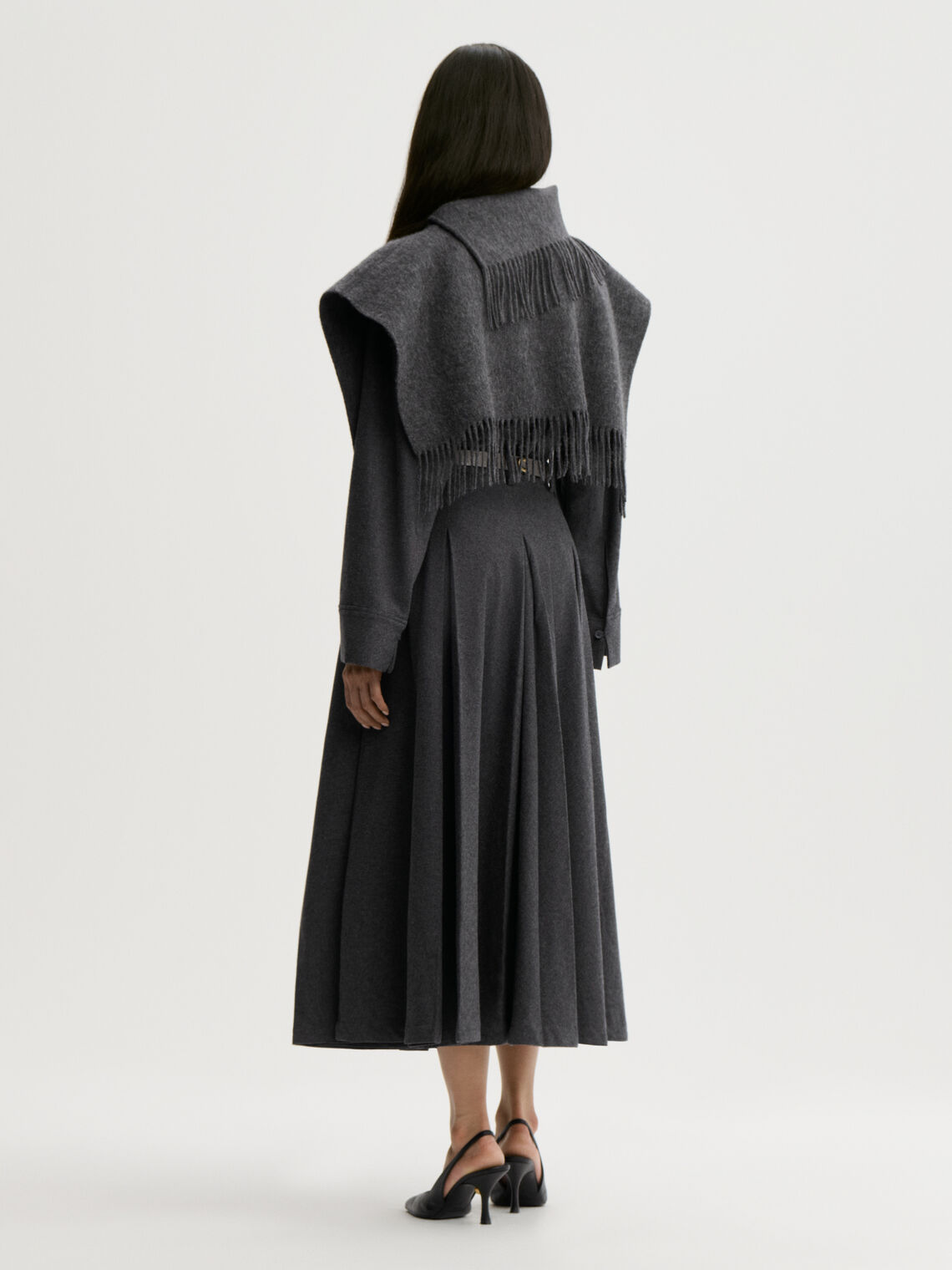 TURTLA hals med frynser fra By Malene Birger i fargen mørkegrå, laget i ull. Rørformet hals med Signatur Flower-mønster og frynsedetaljer i kanten.