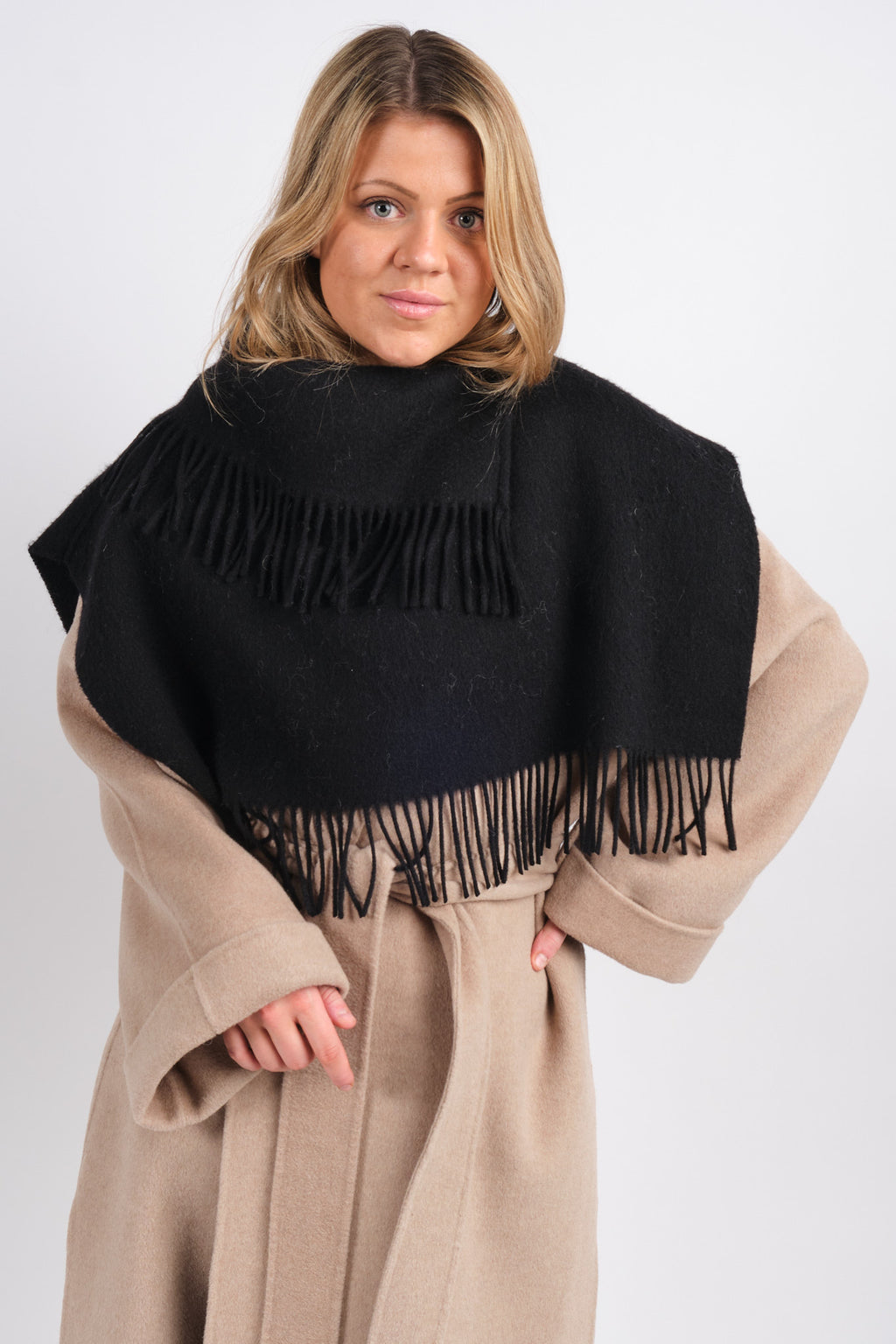 By Malene Birger Turtla hals i sort, myk ull med BB monogram-broderi.