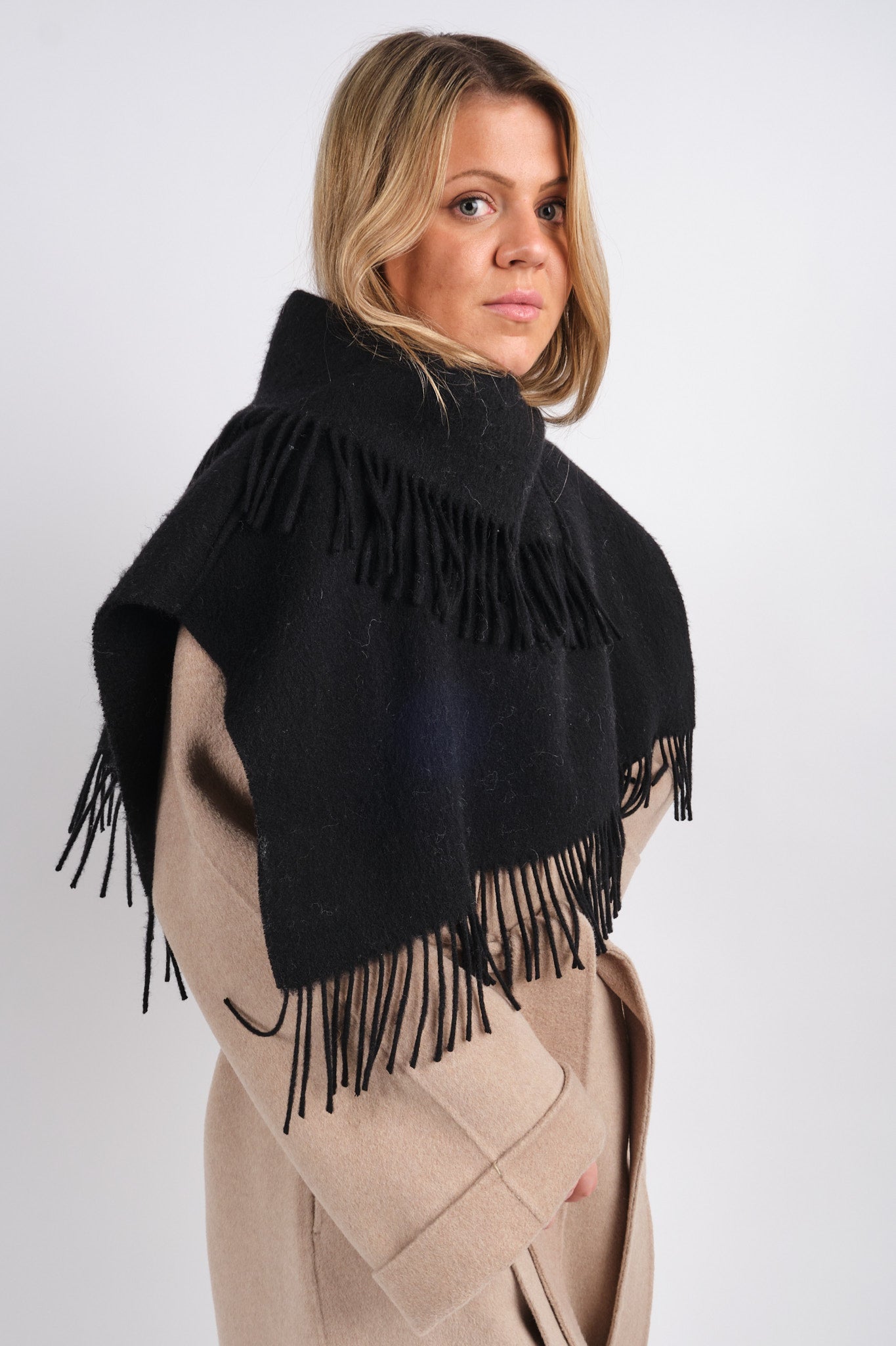 By Malene Birger Turtla hals i sort, myk ull med BB monogram-broderi.