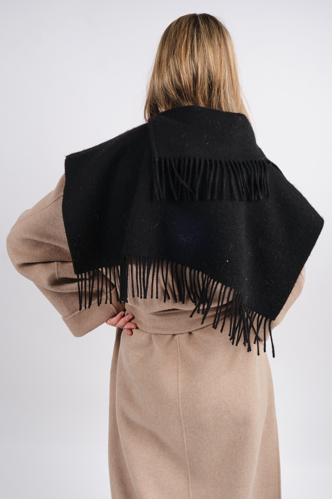 By Malene Birger Turtla hals i sort, myk ull med BB monogram-broderi.