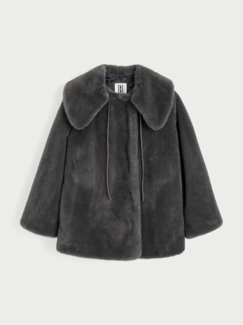 VELA jakke fra By Malene Birger i fargen mørkegrå, laget i faux fur.