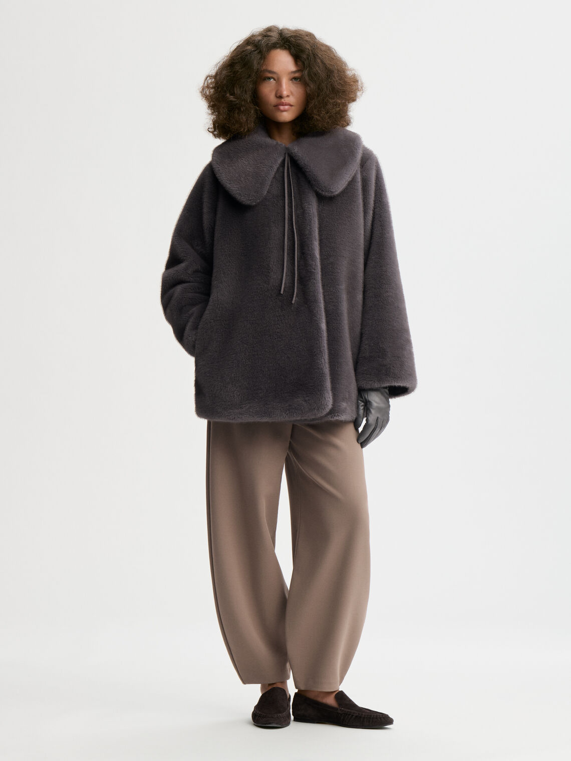 VELA jakke fra By Malene Birger i fargen mørkegrå, laget i faux fur.