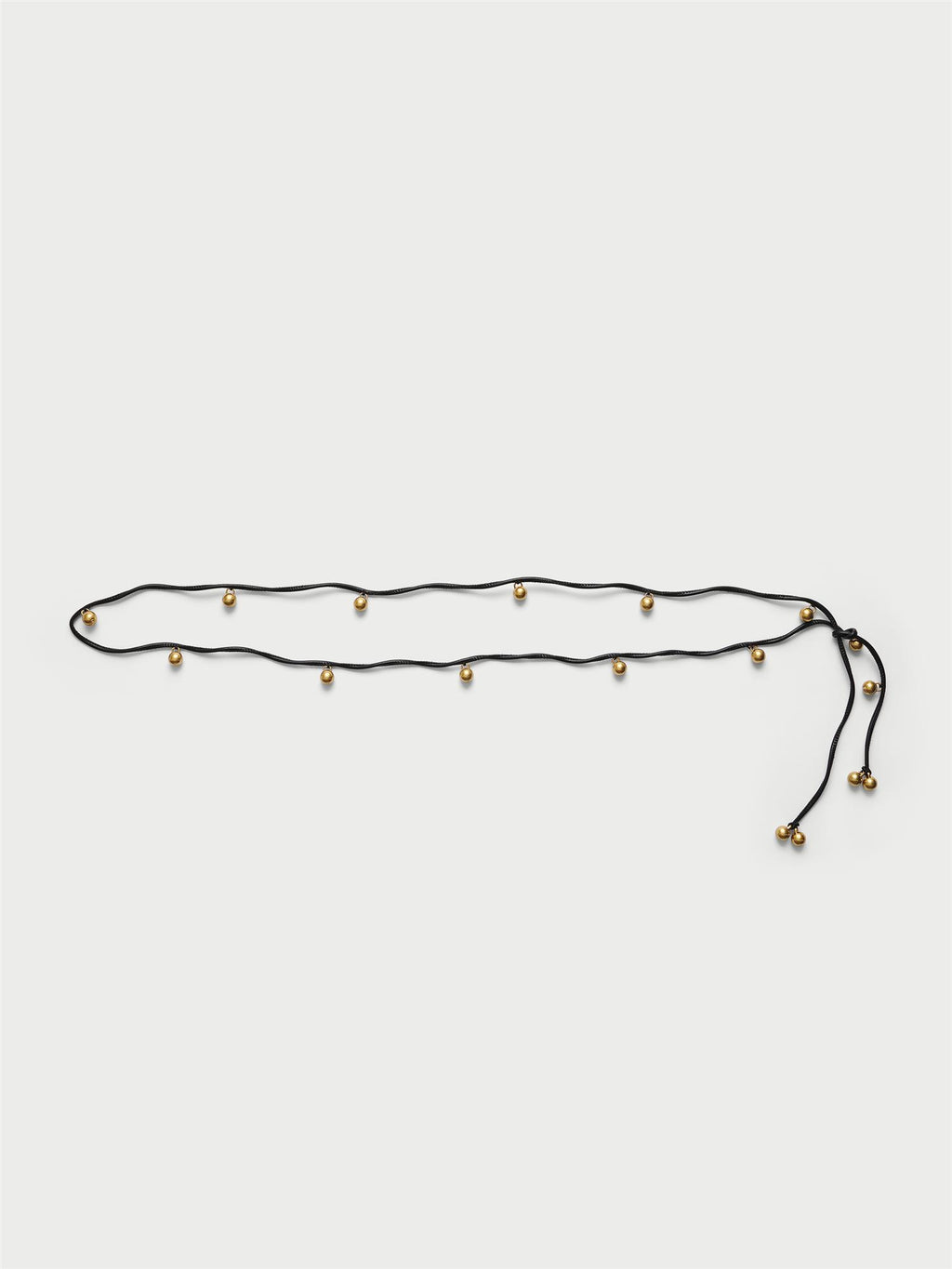 VELLA belte fra By Malene Birger i fargen sort, laget i polyester og polyuretan med justerbar lengde og "gull"-kuler med monogram.