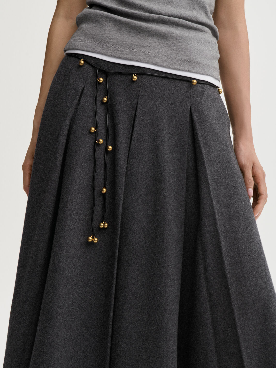 VELLA belte fra By Malene Birger i fargen sort, laget i polyester og polyuretan med justerbar lengde og "gull"-kuler med monogram.