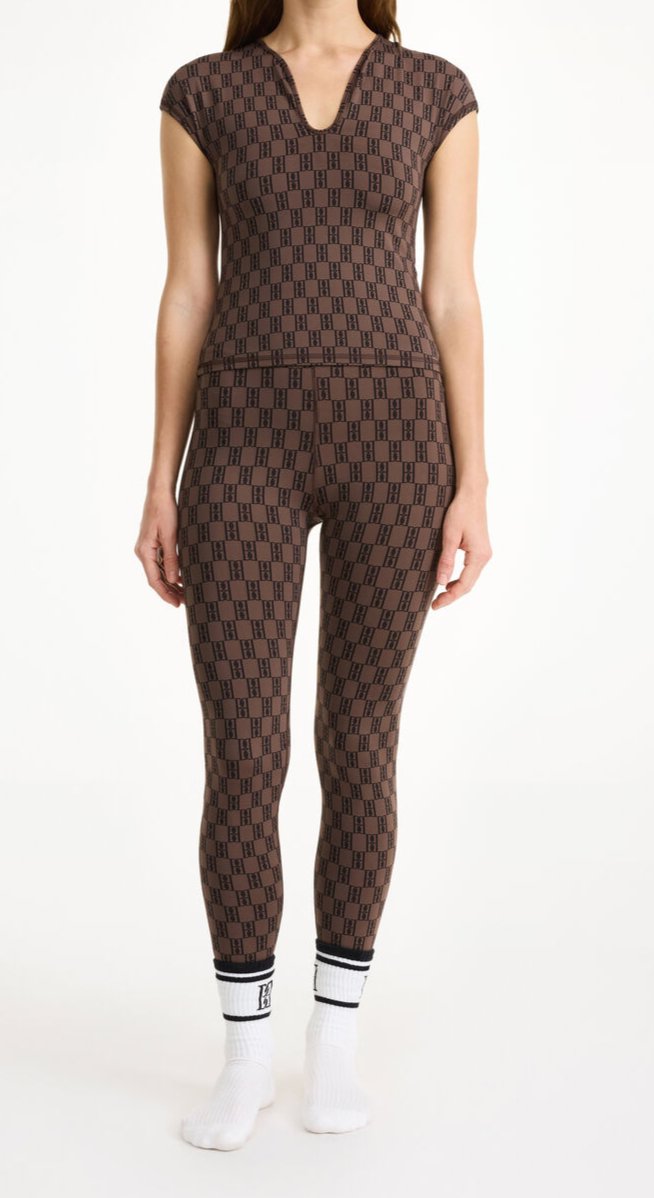 Brun treningstopp i resirkulert polyamid og elastan, V-utringning, slim fit, allover monogramprint