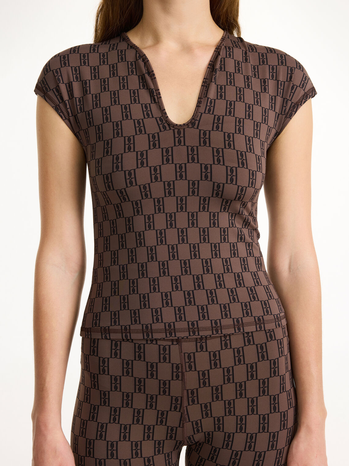 Brun treningstopp i resirkulert polyamid og elastan, V-utringning, slim fit, allover monogramprint