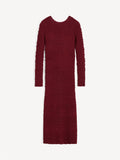 By Malene Birger Venus lang kjole i burgunder viskose med rund hals, v-rygg, lange ermer og smal passform.