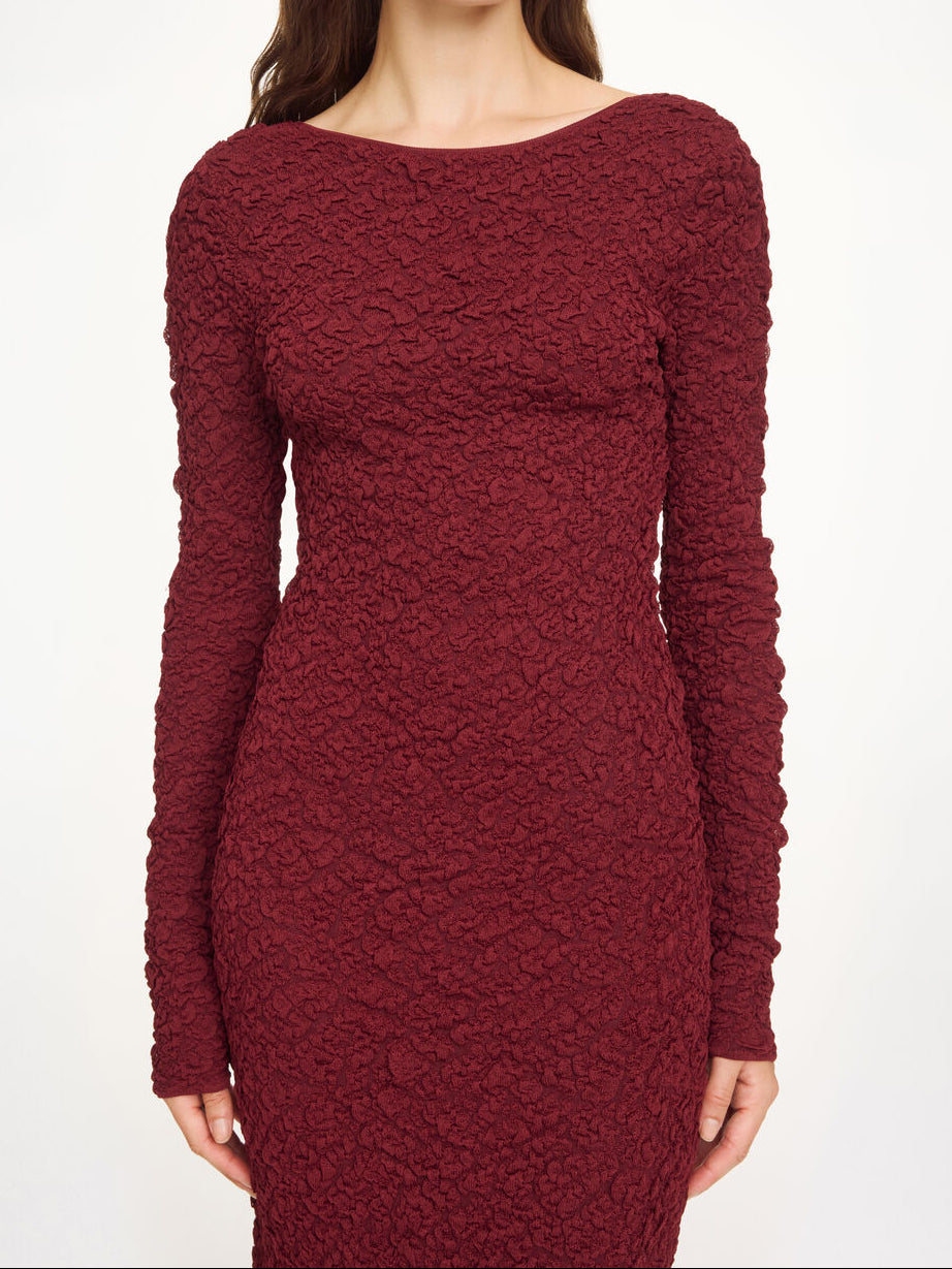 By Malene Birger Venus lang kjole i burgunder viskose med rund hals, v-rygg, lange ermer og smal passform.