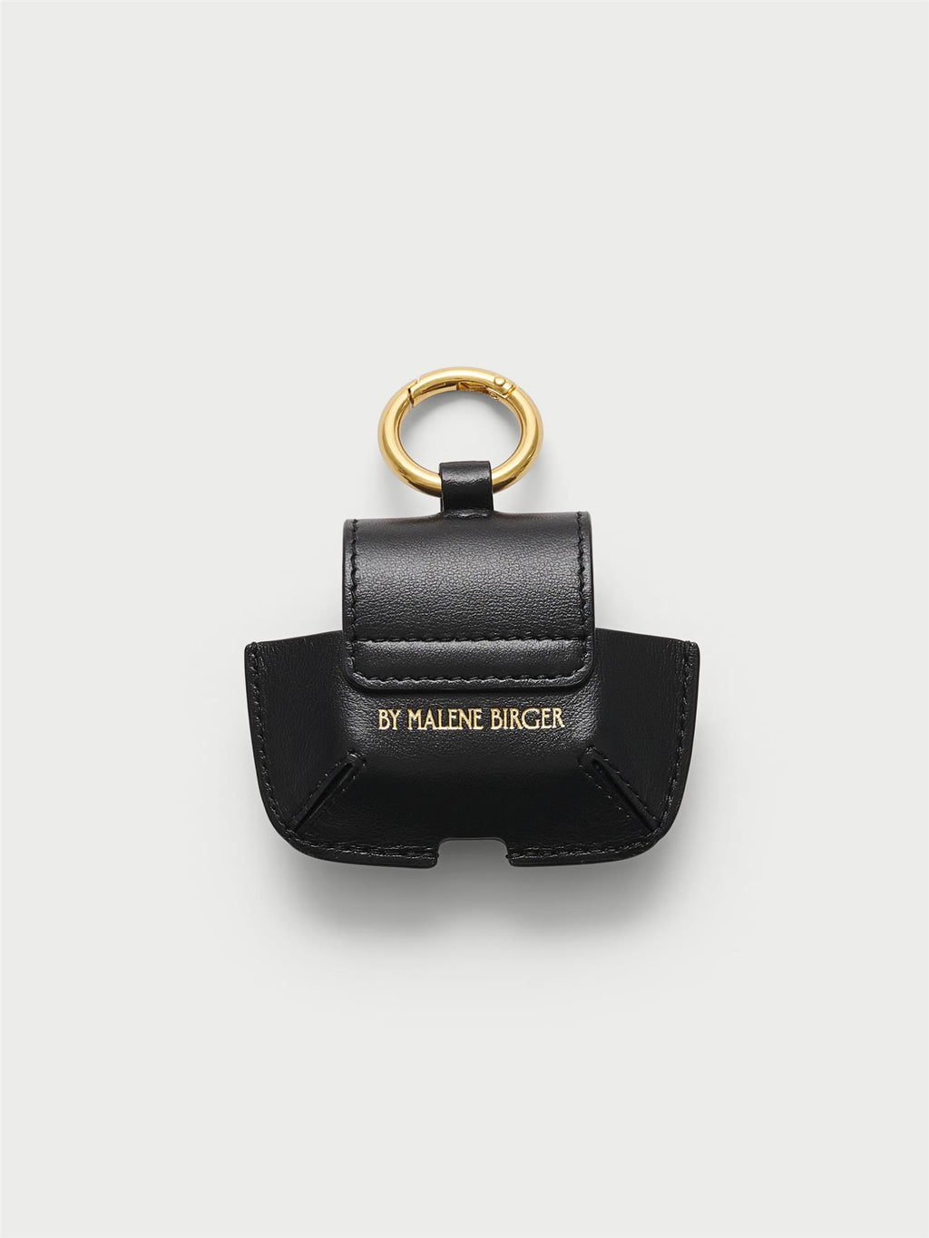 VERA AIRPOD case fra By Malene Birger i fargen sort, laget i skinn. Lukkes med en knapp, har monogram og hull til ladekabel.