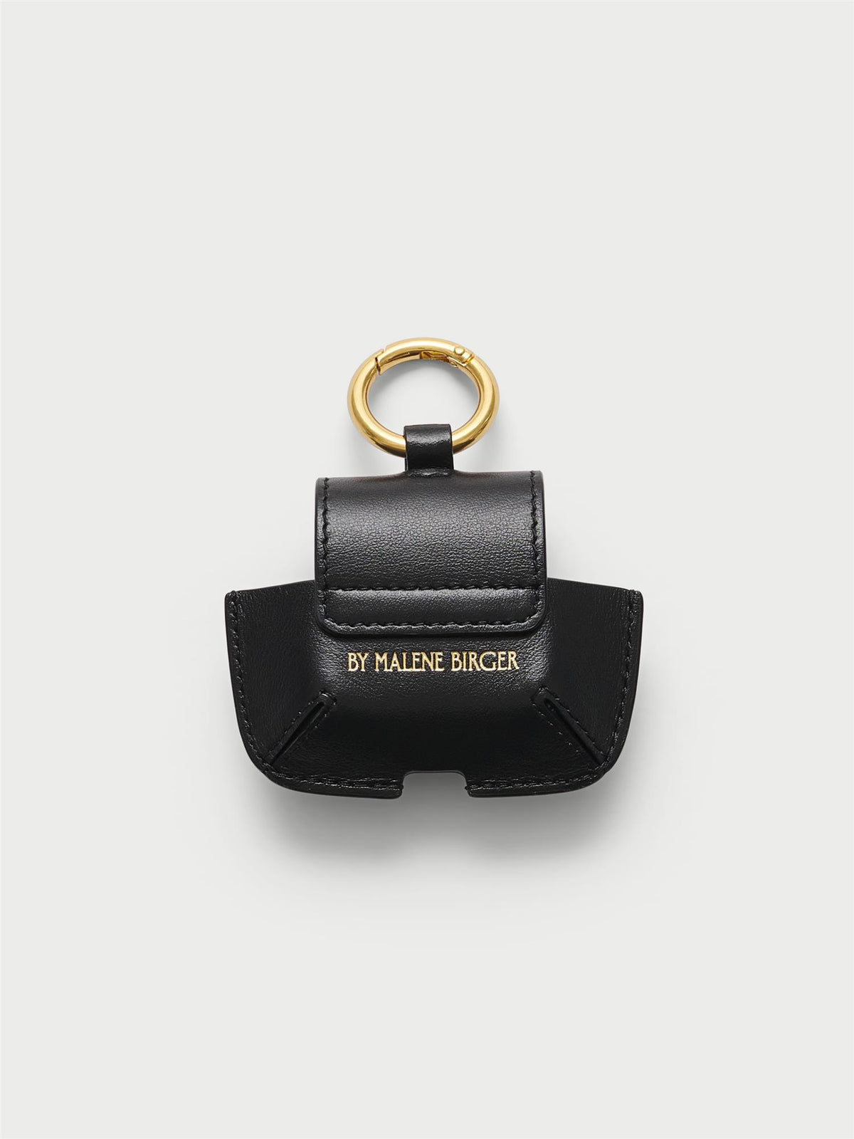 VERA AIRPOD case fra By Malene Birger i fargen sort, laget i skinn. Lukkes med en knapp, har monogram og hull til ladekabel.