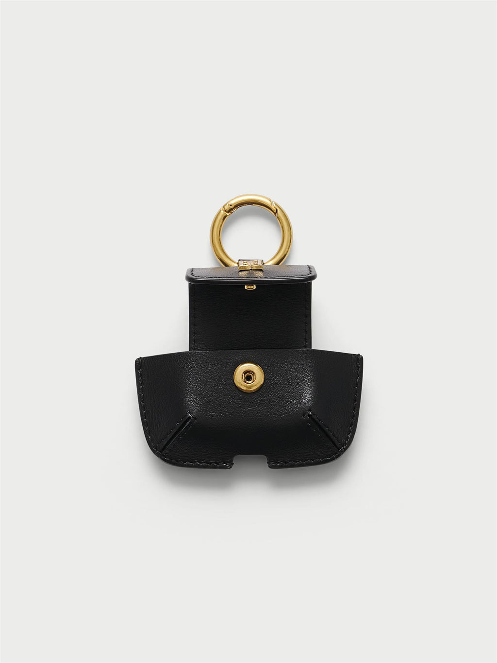 VERA AIRPOD case fra By Malene Birger i fargen sort, laget i skinn. Lukkes med en knapp, har monogram og hull til ladekabel.