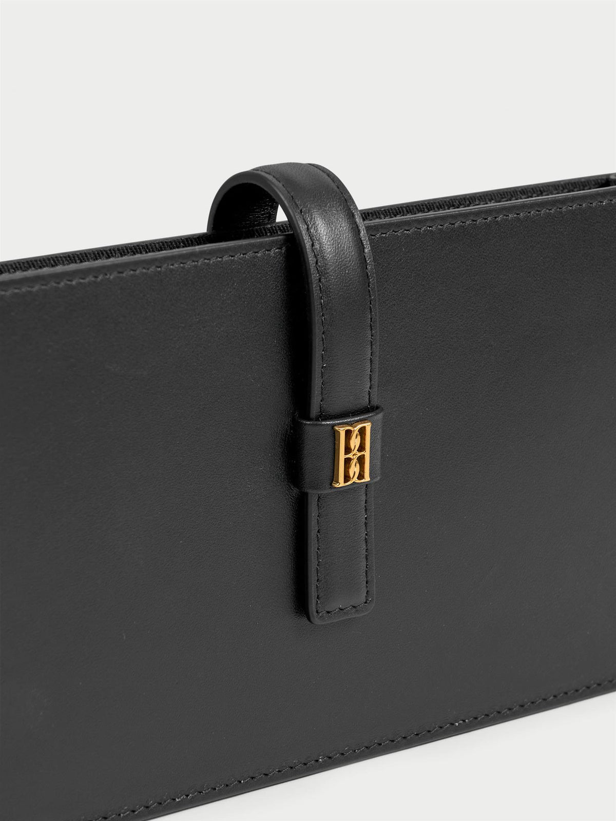 VERA PHONE mobilveske fra By Malene Birger i fargen sort, laget i 100% kuskinn. Avtagbar og justerbar stropp, lukkes med stropp og løkke, og har vårt monogram i front.