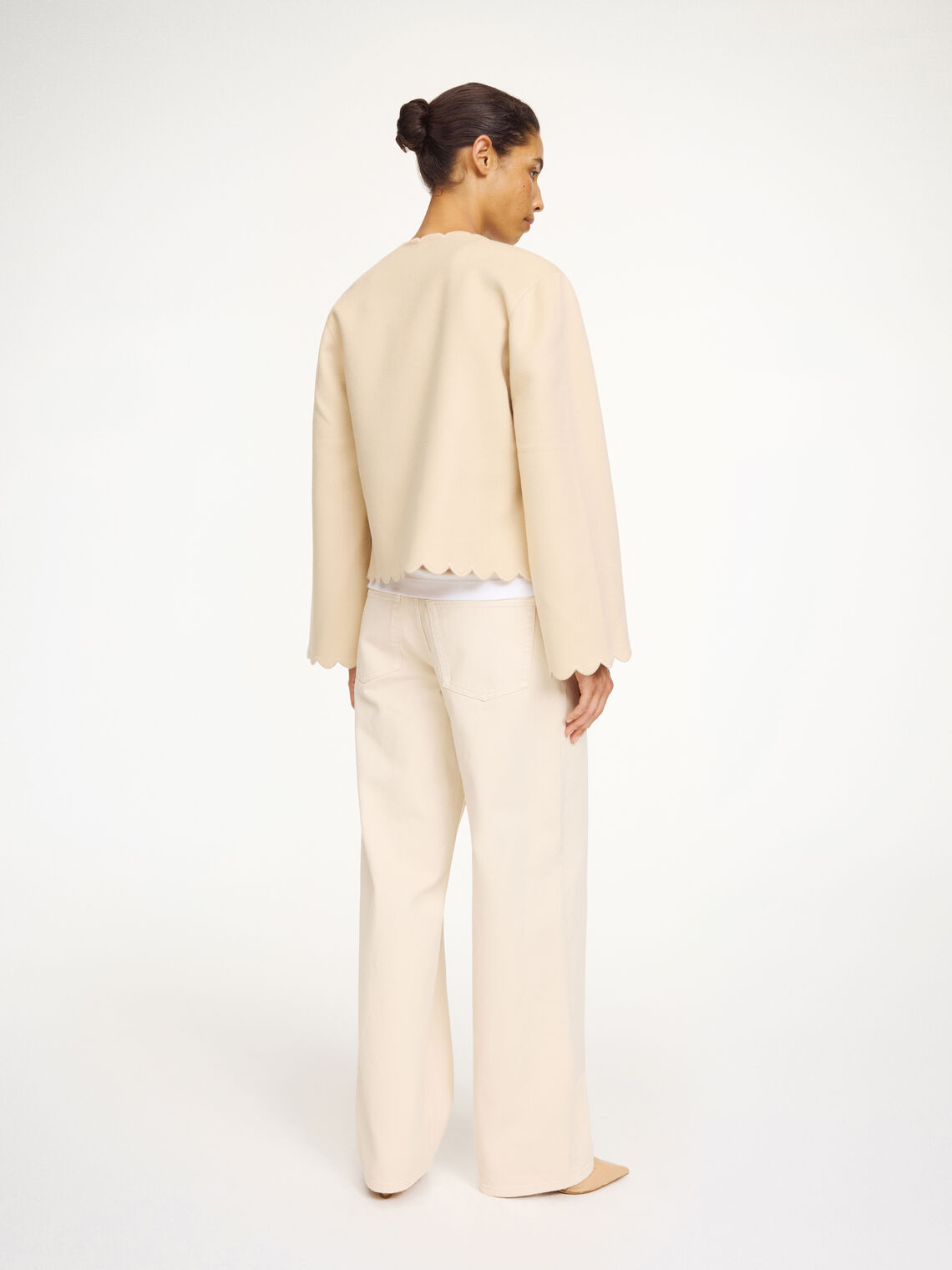 Kremfarget jakke i 100% ull, elegant passform, feminine detaljer