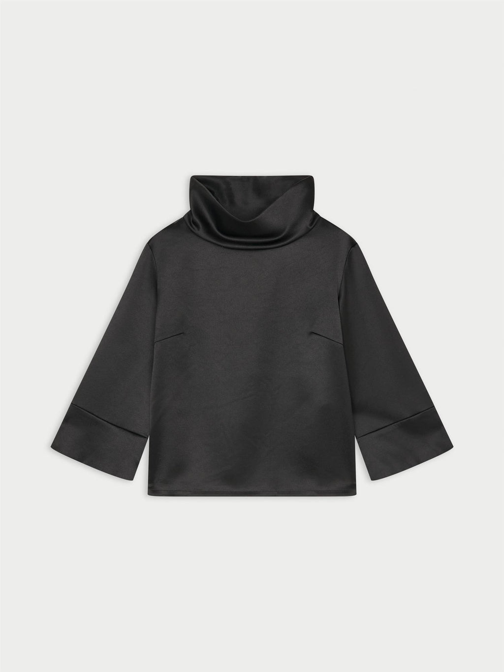 VICA bluse fra By Malene Birger i fargen sort, laget i 85% acetat og 15% polyester sateng. Vid, løs hals og cropped ermelengde.