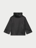 VICA bluse fra By Malene Birger i fargen sort, laget i 85% acetat og 15% polyester sateng. Vid, løs hals og cropped ermelengde.