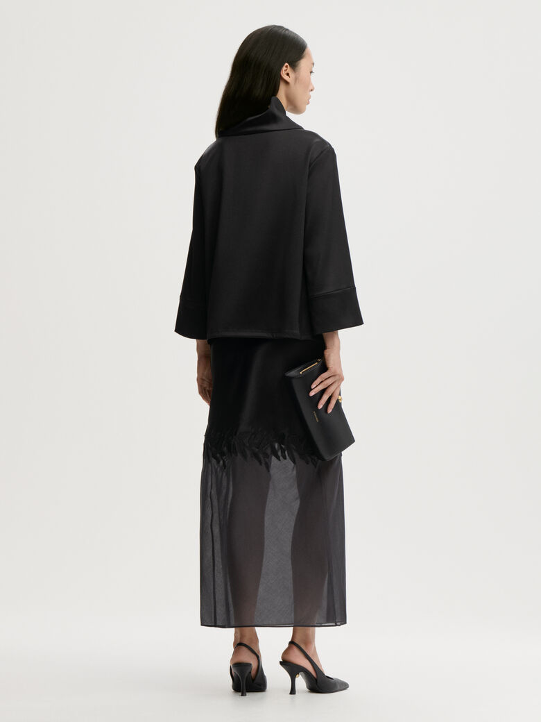 VICA bluse fra By Malene Birger i fargen sort, laget i 85% acetat og 15% polyester sateng. Vid, løs hals og cropped ermelengde.