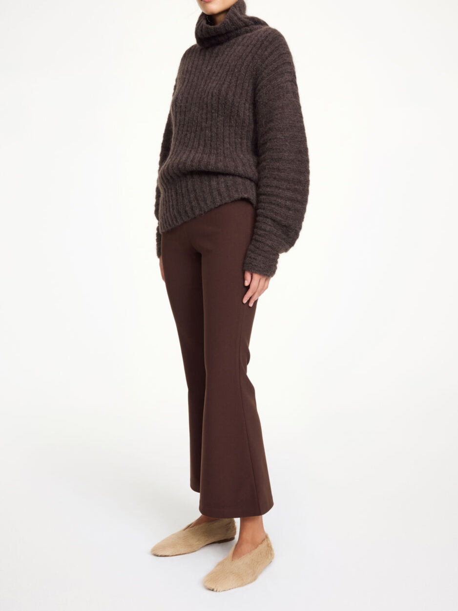 By Malene Birger Vilanna bukser i brun, med strikk i livet og en utsvingt form, laget av resirkulert polyester.