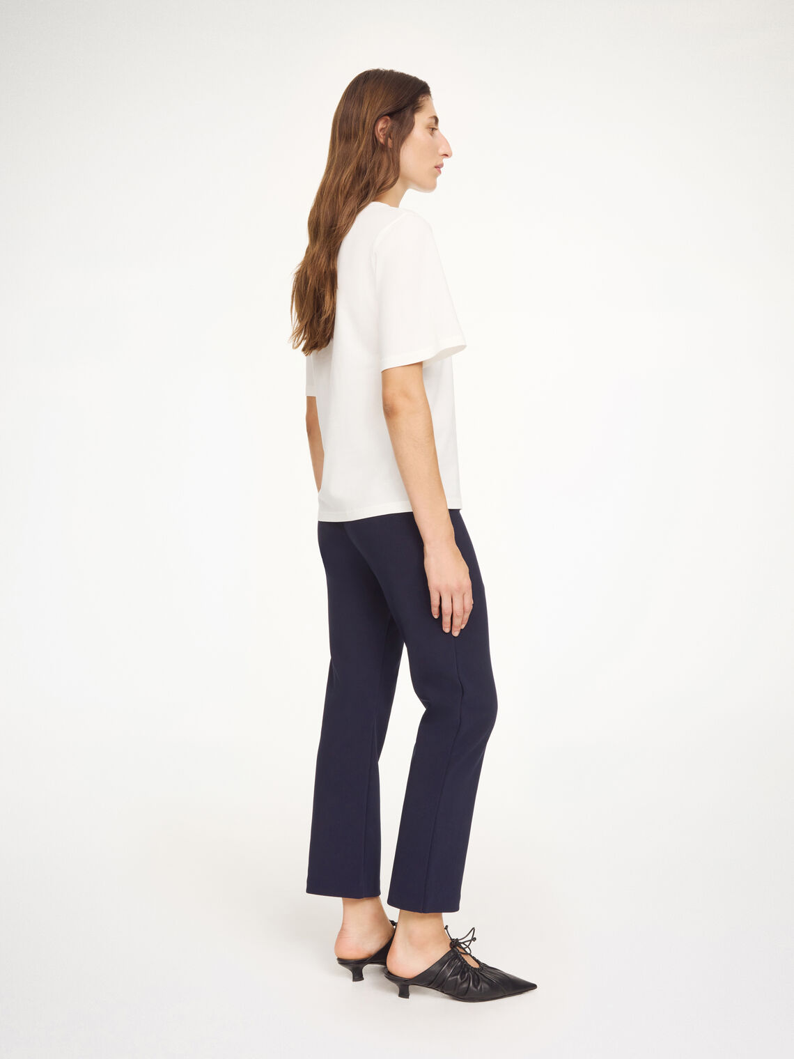 Vilea bukse i mørkeblå resirkulert polyester og elastan, strikk i livet og rette ben.