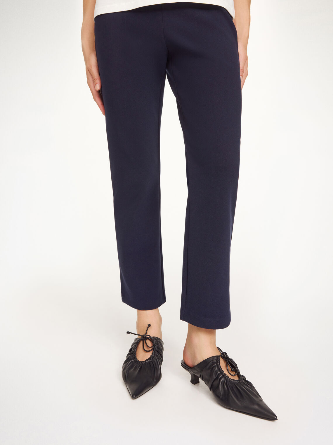 Vilea bukse i mørkeblå resirkulert polyester og elastan, strikk i livet og rette ben.