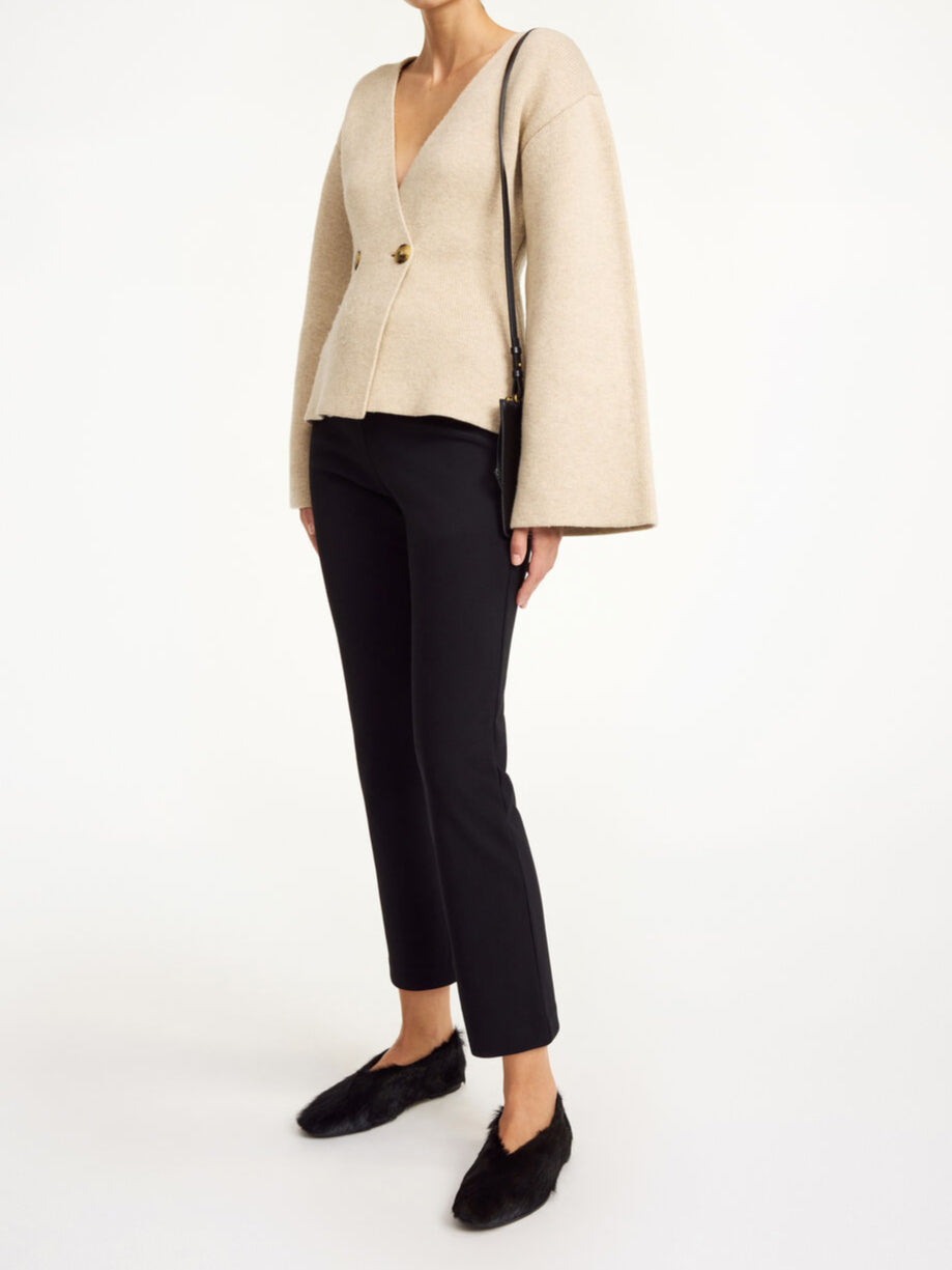 By Malene Birger Vilea bukse i svart, med strikk i livet og rette ben, laget av resirkulert polyester, polyester og elastan.