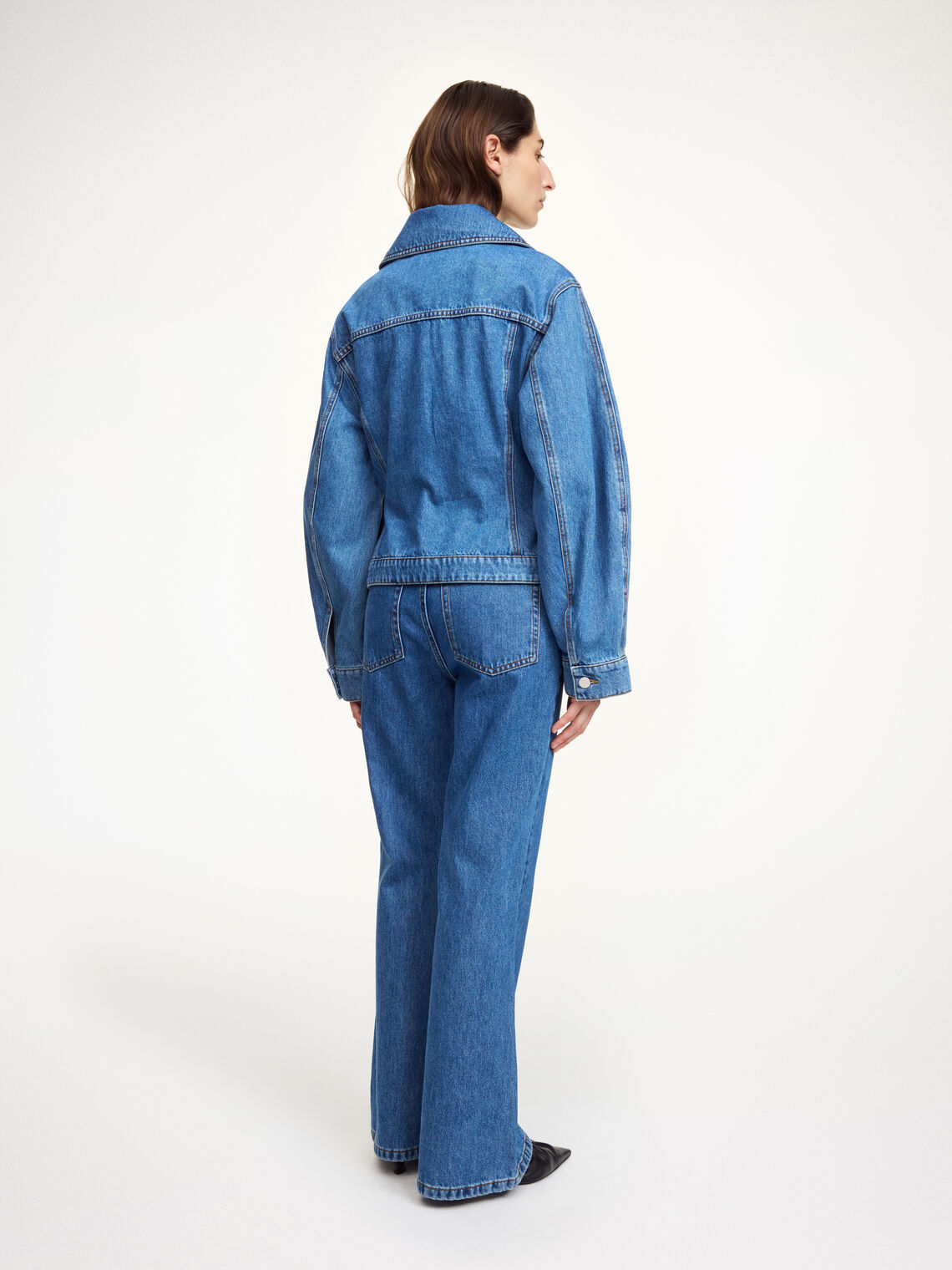 Blå jeans jakke i organisk bomull, klassisk snitt, monogramdetaljer