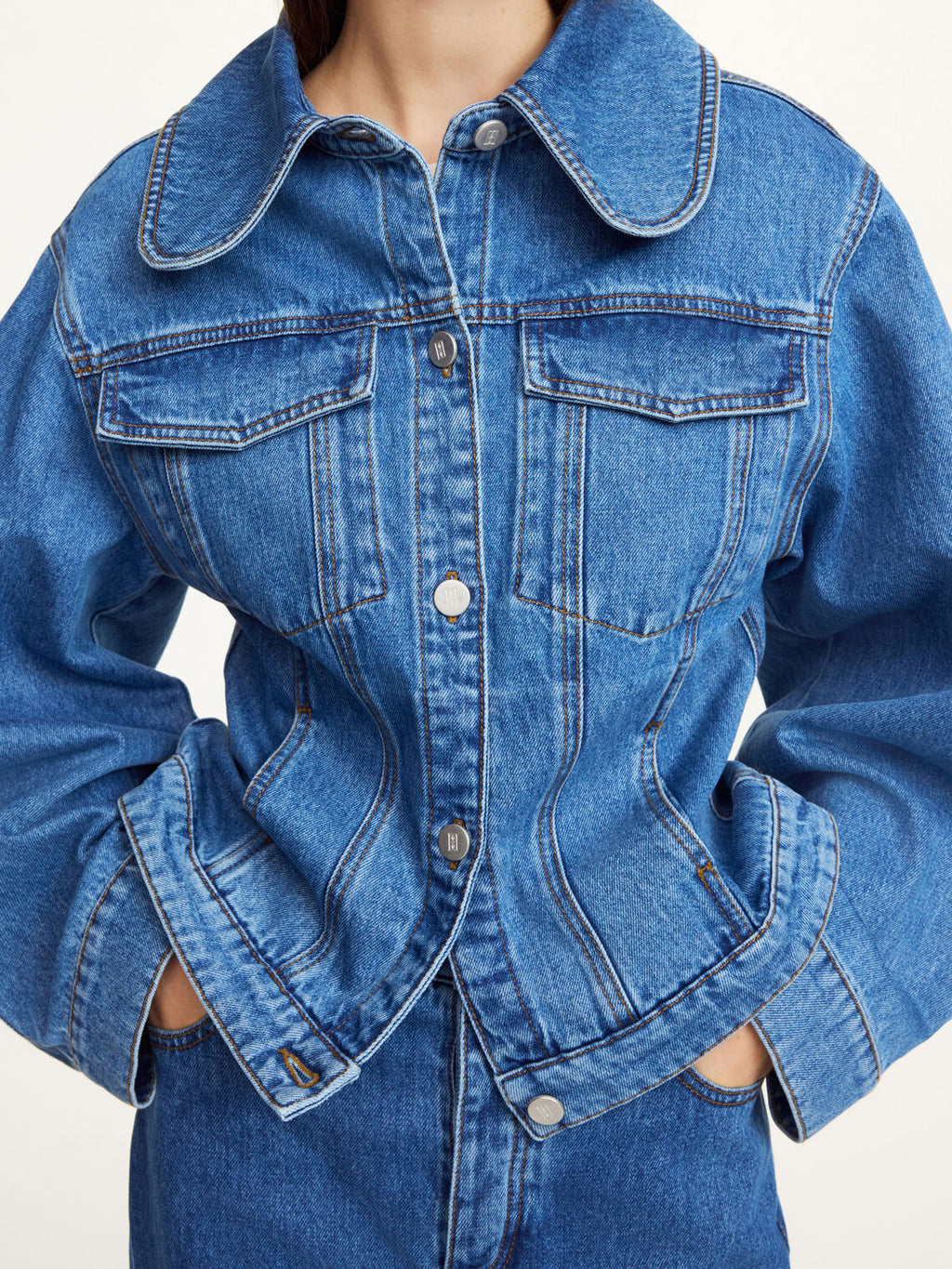 Blå jeans jakke i organisk bomull, klassisk snitt, monogramdetaljer