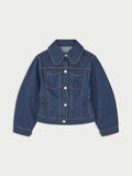 VILLIES jeansjakke fra By Malene Birger i fargen mørkeblå, laget i 100% organisk bomull. Smalt liv, avrundet krage, lommer på brystet og i siden, brodert monogram og lukkes med knapper i front.