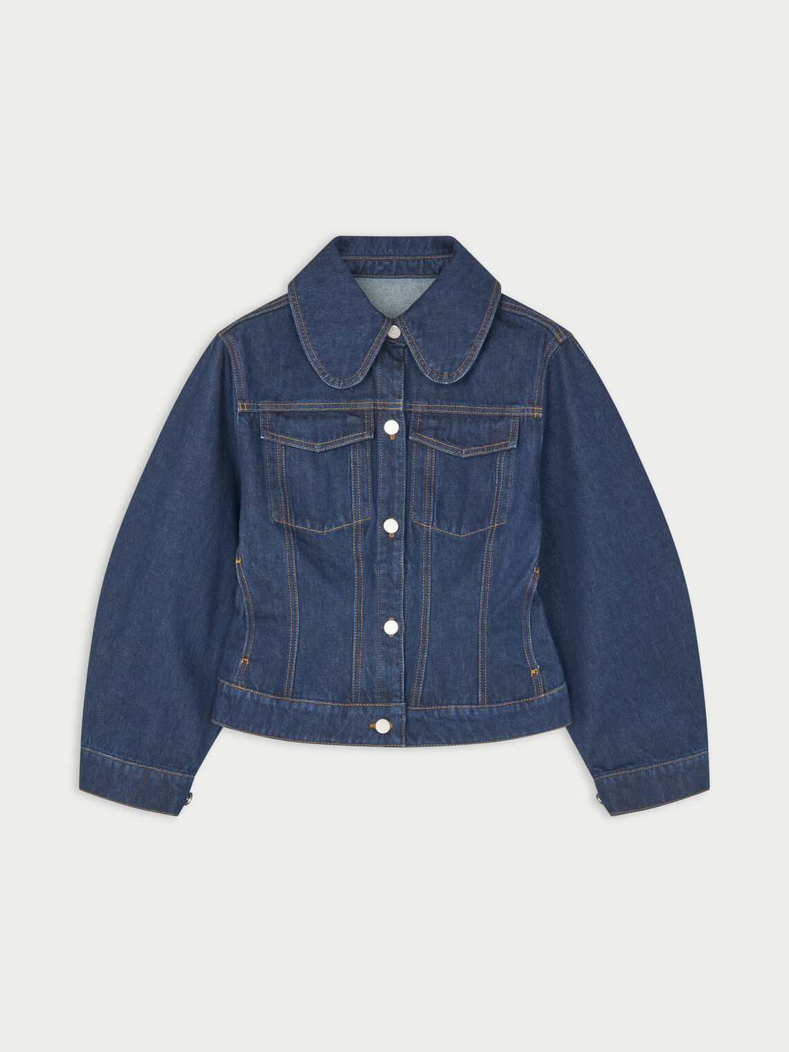 VILLIES jeansjakke fra By Malene Birger i fargen mørkeblå, laget i 100% organisk bomull. Smalt liv, avrundet krage, lommer på brystet og i siden, brodert monogram og lukkes med knapper i front.