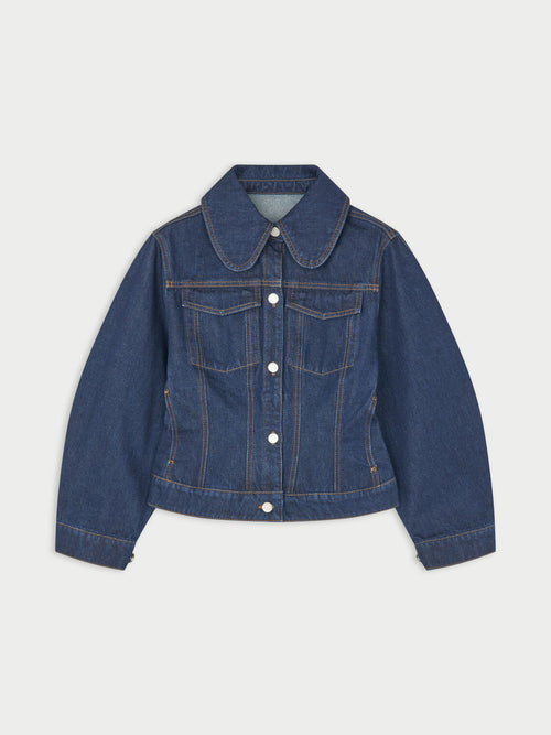 VILLIES jeansjakke fra By Malene Birger i fargen mørkeblå, laget i 100% organisk bomull. Smalt liv, avrundet krage, lommer på brystet og i siden, brodert monogram og lukkes med knapper i front.