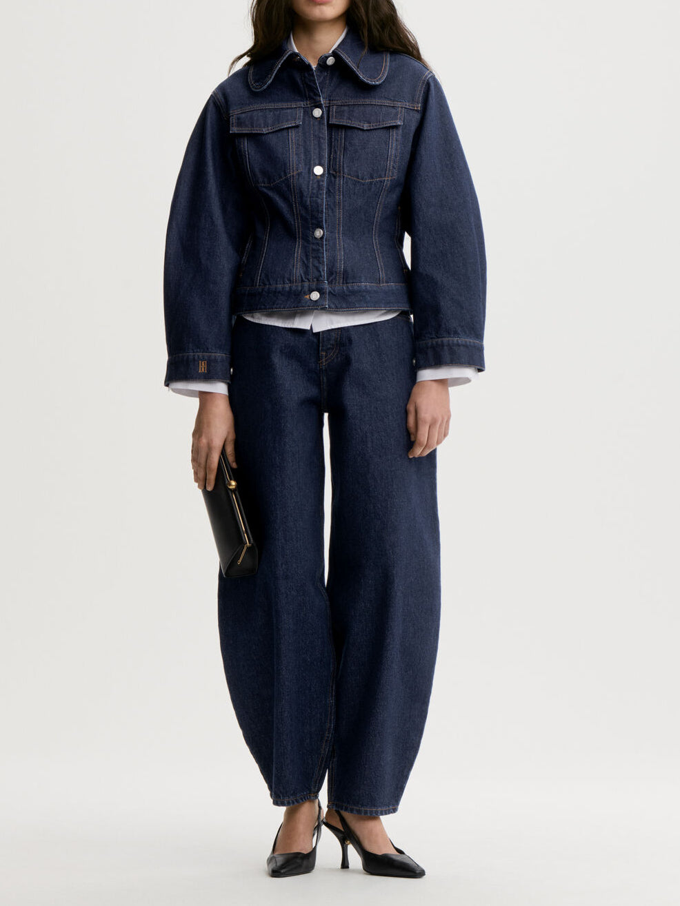 VILLIES jeansjakke fra By Malene Birger i fargen mørkeblå, laget i 100% organisk bomull. Smalt liv, avrundet krage, lommer på brystet og i siden, brodert monogram og lukkes med knapper i front.