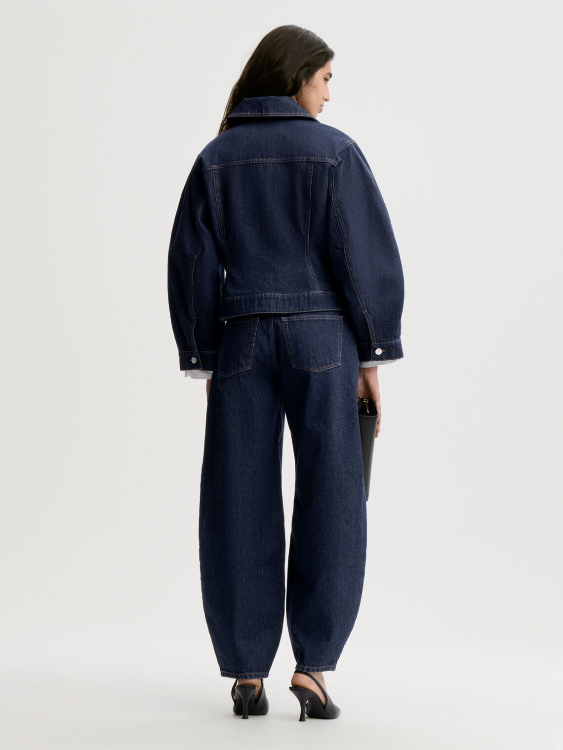 VILLIES jeansjakke fra By Malene Birger i fargen mørkeblå, laget i 100% organisk bomull. Smalt liv, avrundet krage, lommer på brystet og i siden, brodert monogram og lukkes med knapper i front.