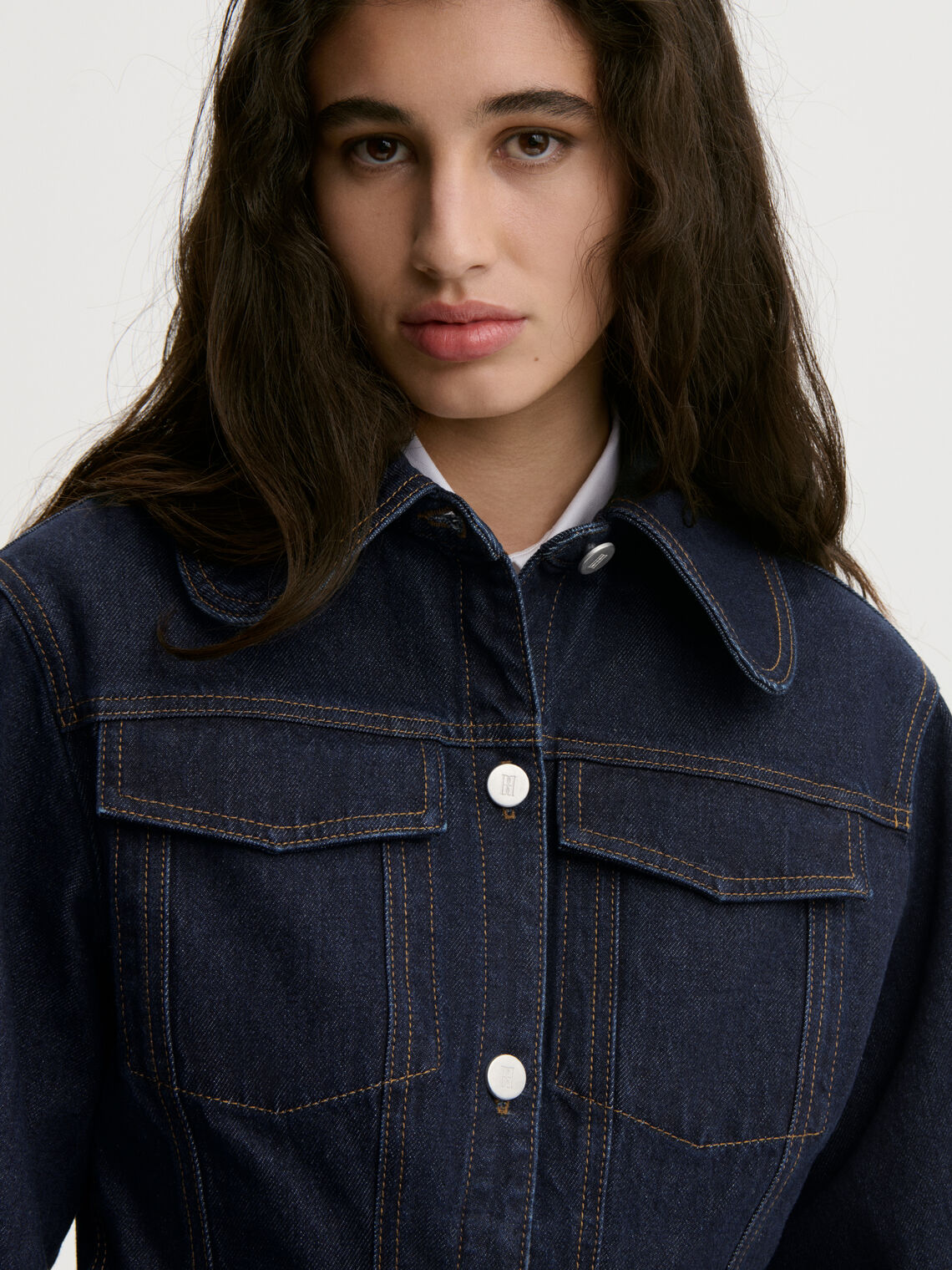 VILLIES jeansjakke fra By Malene Birger i fargen mørkeblå, laget i 100% organisk bomull. Smalt liv, avrundet krage, lommer på brystet og i siden, brodert monogram og lukkes med knapper i front.