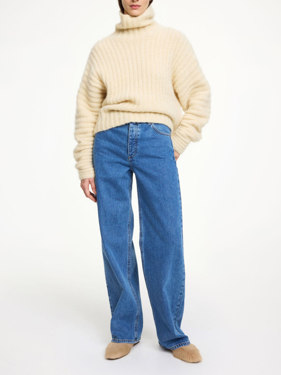 By Malene Birger Vinola jeans i denimblå, laget av organisk bomull, med en løs passform og vide ben.