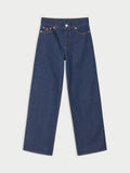 VINOLA jeans fra By Malene Birger i fargen mørkeblå, laget i 100% organisk bomull. Løs passform med vide ben, midjehøyde på livet og lukkes med knapp i front.