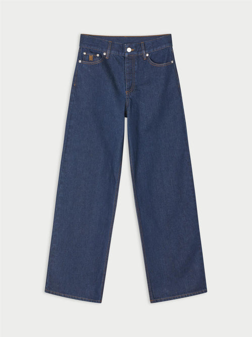 VINOLA jeans fra By Malene Birger i fargen mørkeblå, laget i 100% organisk bomull. Løs passform med vide ben, midjehøyde på livet og lukkes med knapp i front.