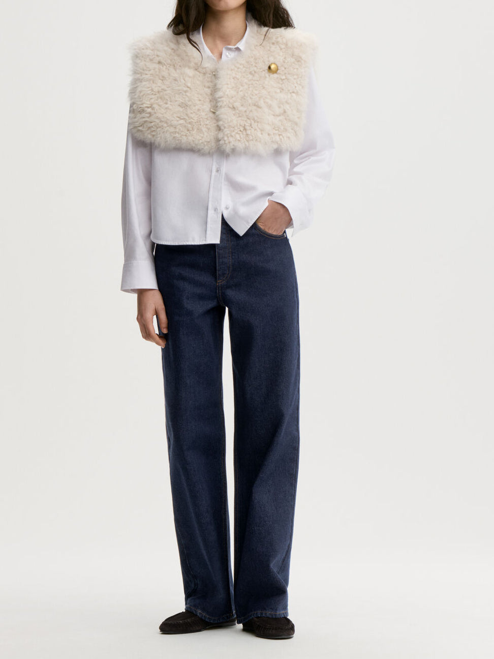 VINOLA jeans fra By Malene Birger i fargen mørkeblå, laget i 100% organisk bomull. Løs passform med vide ben, midjehøyde på livet og lukkes med knapp i front.