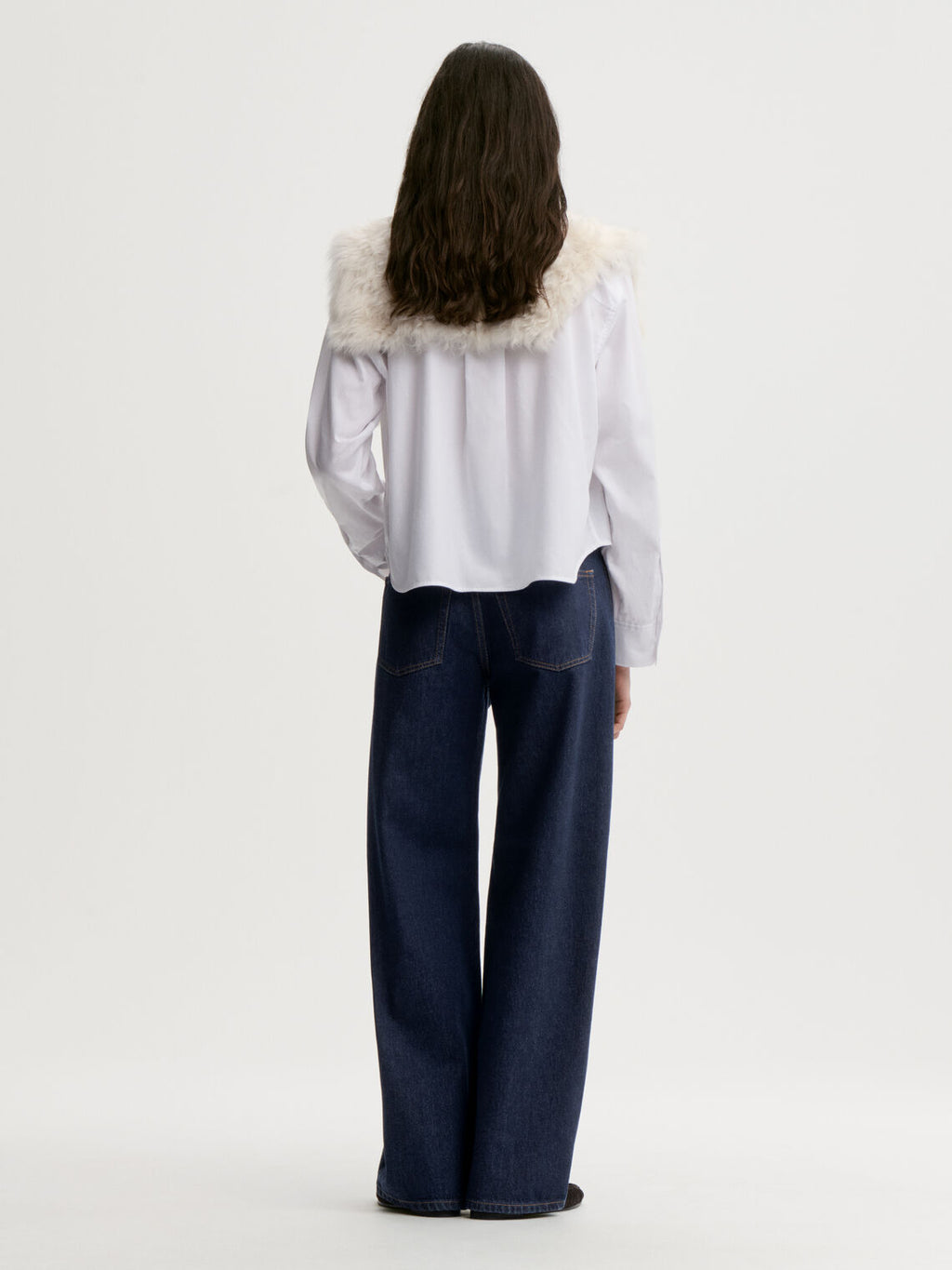 VINOLA jeans fra By Malene Birger i fargen mørkeblå, laget i 100% organisk bomull. Løs passform med vide ben, midjehøyde på livet og lukkes med knapp i front.