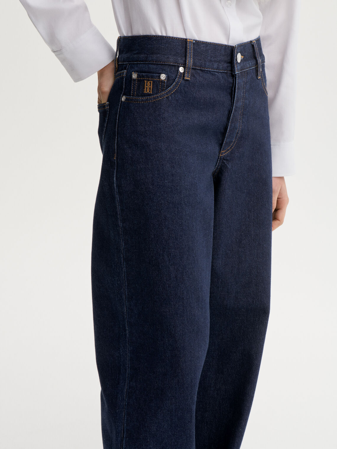 VINOLA jeans fra By Malene Birger i fargen mørkeblå, laget i 100% organisk bomull. Løs passform med vide ben, midjehøyde på livet og lukkes med knapp i front.